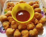 A picture of step 3 of Moong dal pakodi.