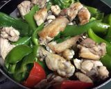 Foto del paso 1 de la receta Pollo con pimientos fritos al pimentón