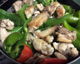 Foto del paso 1 de la receta: Pollo con pimientos fritos al pimentón