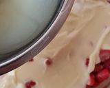 Foto del paso 4 de la receta: Postre multifruta (banana, naranja, durazno, frutillas, uvas pasa) con leche condensada casera