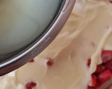 Foto del paso 4 de la receta: Postre multifruta (banana, naranja, durazno, frutillas, uvas pasa) con leche condensada casera