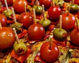 Foto del paso 1 de la receta: TORTILLA Española con Tomates🍅Cherry, Pimientos🌶️ y Aceitunas🫒...!