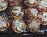 صورة لخطوة 5 من وصفة ميني بيتزا 🍕