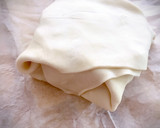 Foto del paso 4 de la receta: Hojaldre de Camembert con jamón y cebolla