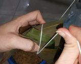 Foto langkah ke 6 dari resep Bakcang (cara melipat daun) 4/4.