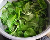 Foto langkah ke 3 dari resep Sayur Bening Bayam dan Jamur Shiitake.