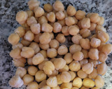 Foto del paso 1 de la receta: Ensalada de garbanzos con salmón marinado
