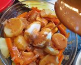 A picture of step 10 of Gado-gado (Indonesian traditional salad with peanut sauce).