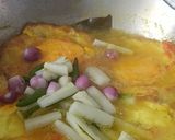 Foto langkah ke 7 dari resep Telur Ceplok Kuah Acar Kuning.