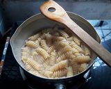 Foto langkah ke 2 dari resep Fusilli Saus Arabiatta dengan Nanas.