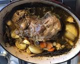 Une image de l'étape 14 de Gigot d'agneau de 8 heures confit d'ail oignon et carottes aux aromates.