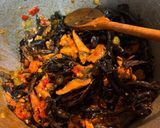 Foto del paso 2 de la receta: Arroz con Níscalo y Trompetas de la muerte en olla GM