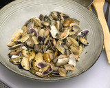 Foto del paso 4 de la receta: Coquinas al ajillo