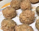 A picture of step 4 of Macroni cheese Balls.