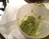 Foto del passaggio 3 della ricetta Gamberi con crema di avocado e salsa forte alla rucola