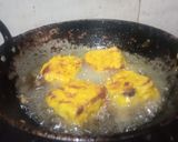 A picture of step 4 of Sandwich cheese bread pakoda.