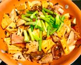 Hình bước làm 2 của món Đậu Hũ Xào Heo Quay Nấm Đùi Gà