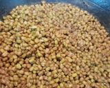 A picture of step 1 of Vaazhakoombu cherupayar thoran (banana blossom with lentil).