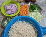हक्का वेजीज नूडल्स विथ मसाला ए मैजिक(hakka noodles with masala e magic recipe in hindi) रेसिपी चरण 1 फोटो