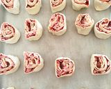 Baconos, sajtos pizzatekercs recept fázis 3 fotója