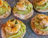 Foto del paso 5 de la receta: Mini pan de pita con hummus de aguacate y gambas