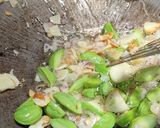 Foto langkah ke 2 dari resep Tumis Cumi Asin Pete.