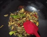 Foto langkah ke 3 dari resep Oseng Kerang Pedas Manis.