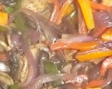 Foto del paso 2 de la receta: Pasta vegana con salteado de morrón, champiñones y zanahoria