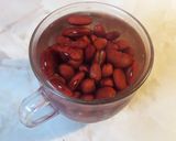 A picture of step 1 of Pasta with vegetarian PastaSauce. Made of kidneybeans and homemade tomatosauce.