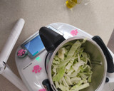 Foto del paso 5 de la receta: Ensalada de repollo, manzana con salmón en TMX