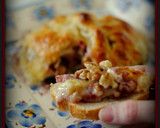 Foto del paso 3 de la receta: Hojaldre relleno con queso camembert, nueces y frutos rojos