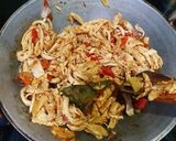 Foto langkah ke 2 dari resep Ayam Suwir Pedas.