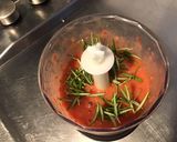 Une image de l'étape 3 de Sauce à la moutarde aigre douce, épices, tomate et romarin.