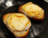 Foto del paso 2 de la receta: Tosta de queso de cabra con pera y miel