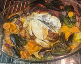 Foto del paso 3 de la receta: Pollo al horno sobre leche evaporada, boniato, cebolla y padrones
