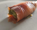 Foto del paso 3 de la receta: Rollitos de salmón ahumado rellenos de guacamole