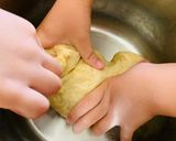 Hình bước làm 2 của món Vào bếp cùng con: Taco tôm với tortilla từ bột mì và sốt salsa xoài