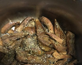 Foto del paso 4 de la receta: Huevo roto con rovellons, (níscalos) ajo, jengibreHierbas de Provenza y sal rosa