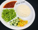 White rice with stew and saladmatakin girki8 hoto