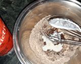 A picture of step 1 of White chocolate molten lawa.