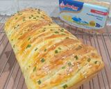 Foto langkah ke 6 dari resep Garlic Butter Bread.