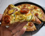 Foto del paso 9 de la receta: Pizza integral en panificadora con verduritas y queso