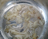 Foto del paso 3 de la receta: Calamares guisados con gambas y guisantes