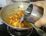 A picture of step 2 of Spring Onion Prawns Curry.