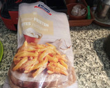 Foto del paso 1 de la receta: Patatas rústicas congeladas en Freidora de Aire con calabacín y mini salchichas al Microondas