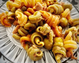 Foto del paso 3 de la receta: Trottole tricolore picante con bonito y alcaparras