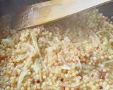 Une image de l'étape 1 de Risotto de fregula à la tomme de rhuys et pousses d'épinards.