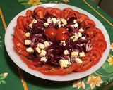 Une image de l'étape 7 de Salade de tomates, trevisana, feta et dulce sauce olive, ciboulette.