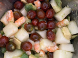Ensalada de melón, langostinos y frutos secos con crujiente de jamón ibérico