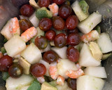 Foto del paso 3 de la receta: Ensalada de melón, langostinos y frutos secos con crujiente de jamón ibérico